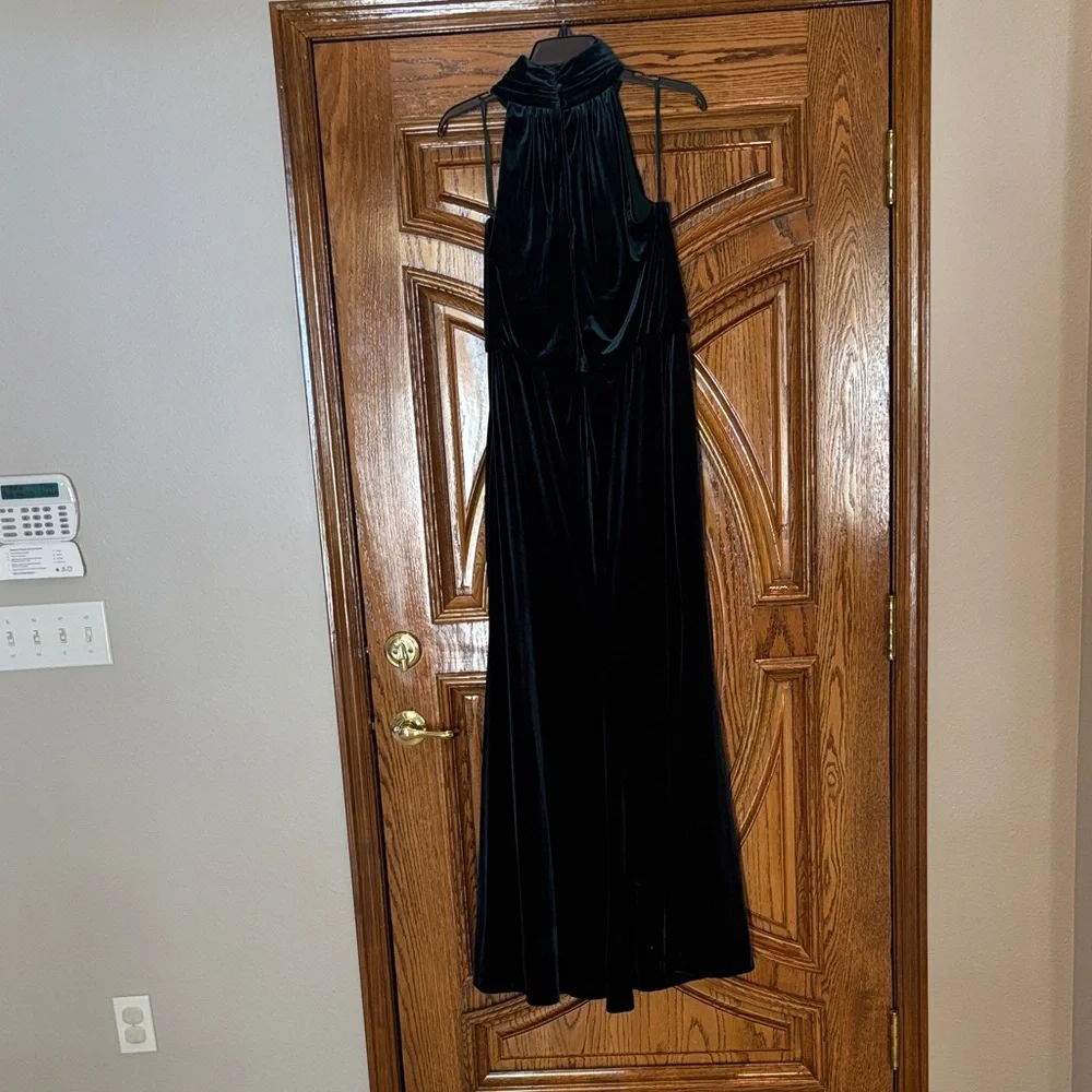 Elegant Green Velvet Halter Dress - Picture 4 of 4